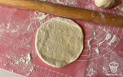 Каждую часть слегка раскатайте скалкой. 