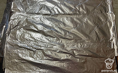 Форму для выпечки застелите фольгой и смажьте растительным маслом. 