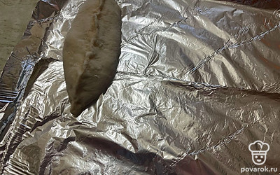 Выложите на нее пирожок с начинкой. 