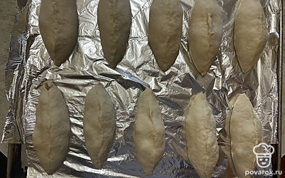 Таким образом сделайте из оставшихся ингредиентов еще 9 пирожков и выложите их на подготовленную форму. 