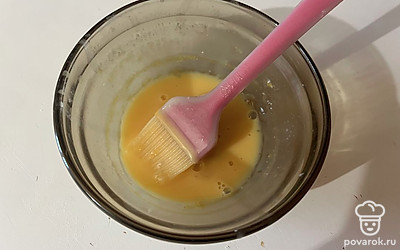 В отдельной емкости слегка взбейте яйцо до однородности. 
