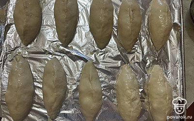 Смажьте взбитым яйцом все пирожки. 