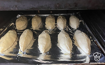 Отправьте пирожки в духовку на 20 минут при 190 градусах. 