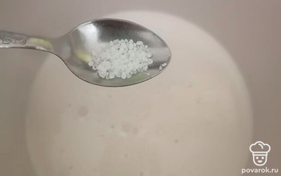 В теплый кефир добавляем соду и соль. Даем постоять 5 минут, чтобы пошли пузырьки.