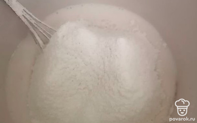 Вбиваем одно яйцо и всыпаем просеянную муку. Все хорошо перемешиваем, чтобы не было комочков.