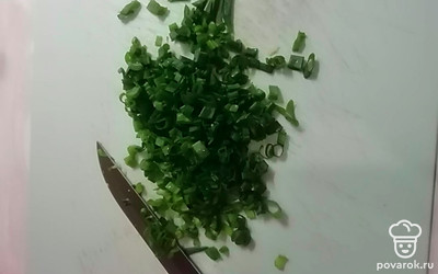 Зеленый лук мелко нарезаем. Количество лука может быть любым, на ваше усмотрение.