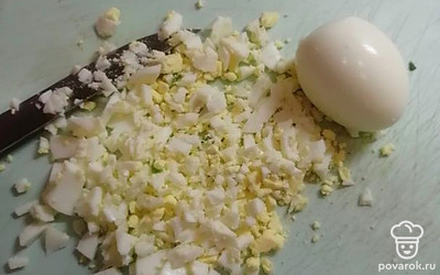 Два яйца отвариваем, чистим и мелко рубим.
