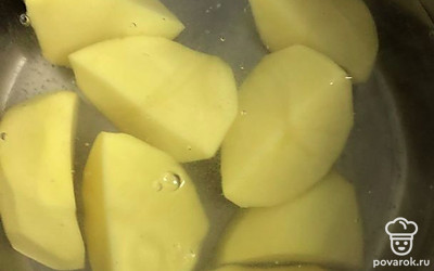 Очистите от кожуры и разрежьте на четыре части картошку, залейте водой, посолите и отправьте вариться до готовности.