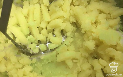 Добавьте к пюре соль и перец по вкусу, хорошо помните.