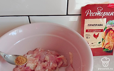 В глубокой миске соедините лук и куриное мясо. Добавьте по вкусу приправу для курицы и соль.
