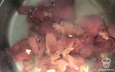 Промытую куриную печень залейте водой, положите в кастрюлю и поставьте на средний огонь.