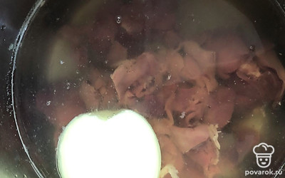 В кастрюлю к печенке положите головку репчатого лука.