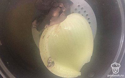 Готовую печенку и лук достаньте шумовкой.