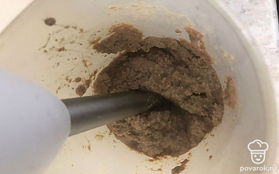 Лук с печенью пробейте блендером или пропустите через мясорубку.