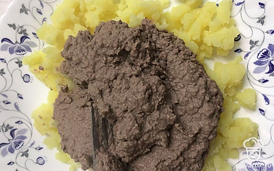 Смешайте готовое пюре с измельченной печенкой.