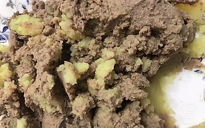 Добавьте соль и перец по вкусу.