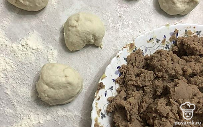 Подошедшее тесто разделите на небольшие колобки.
