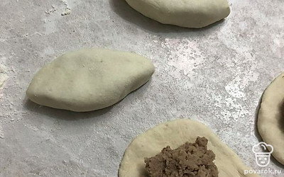 Защипните края и сформируйте пирожки.