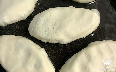 Выложите пирожки в разогретую сковородку с растительным маслом и обжарьте на среднем огне.