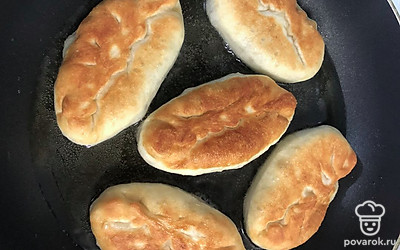 Периодически переворачивая, обжарьте пирожки до золотистого цвета (крышкой не закрывайте).