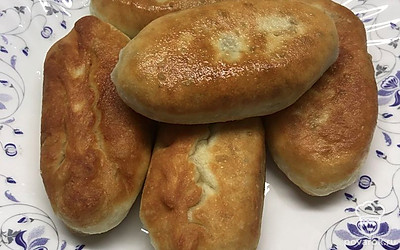 Пирожки жарятся очень быстро, не отходите от плиты, чтобы не подгорели.