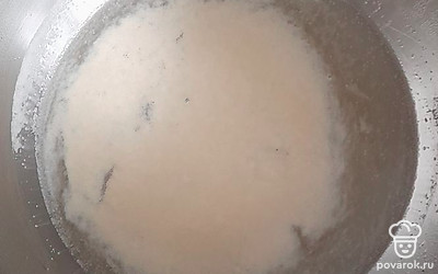 В теплую кипяченую воду добавьте дрожжи, соль, сахар. Накройте крышкой и дайте подняться дрожжам около 15 минут.