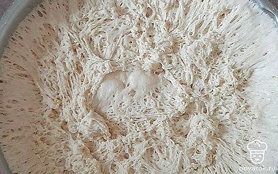 Добавьте в дрожжи масло подсолнечное, муку просеянную и замесите тесто. Накройте и дайте подняться тесту какое-то время. Обомните несколько раз, как будет подниматься.