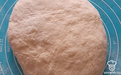 Чтобы тесто получилось эластичным, не слишком твердым, не забивайте его сильно мукой.