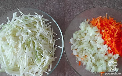 Морковь натрите на терке, лук нарежьте кубиками. Капусту нашинкуйте мелкой соломкой.