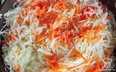 Потушите все вместе: капусту, лук, морковь. Добавьте небольшое количество подсолнечного масла, соль и специи по вкусу.