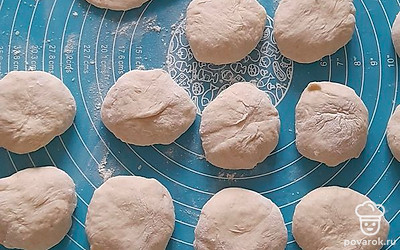 Поделите тесто на небольшие кружочки. Раскатайте, разложите начинку и хорошо закрепите края теста.