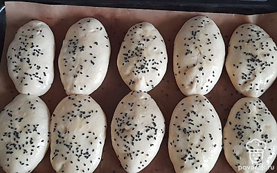 Выложите заготовки на противень. Смажьте взбитым яйцом, сверху посыпьте черным кунжутом. Дайте немного подняться, около 10 минут. Выпекайте при температуре 160-180 градусов около 25-30 минут.