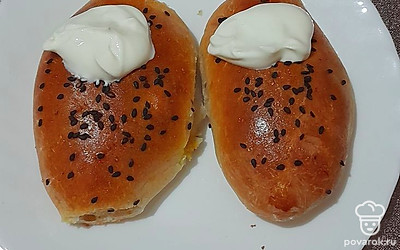 Подавайте пирожки со сметаной, тузлуком.