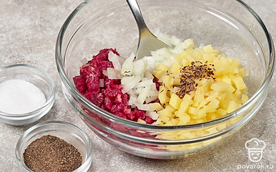 Нарежьте картошку и говядину маленькими кубиками. Мелко порубите лук. Положите в миску мясо, картошку, лук. Добавьте соль, перец и семена укропа. Хорошо перемешайте начинку.