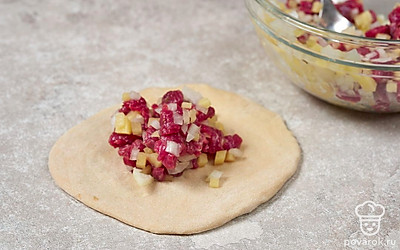 Разделите тесто на 10 равных частей. Каждую часть раскатайте в тонкий пласт. Положите в центр десятую часть начинки. Защипните тесто в виде треугольника.