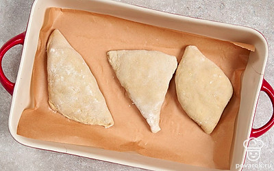 Выложите эчпочмаки на противень, застеленный пергаментом. Отправьте в духовку на 40 минут.