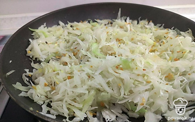 Приготовьте начинку. Для этого нашинкуйте капусту и потушите на растительном масле до мягкости. Добавьте приправы на свое усмотрение.