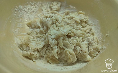 Муку, соль, подсолнечное масло и воду смешайте и замесите тесто.