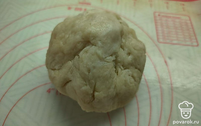 Сделайте колобок, заверните в пленку и уберите на 15-20 минут в холодильник.