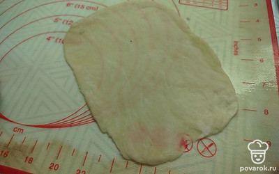 Раскатайте тесто в пласт толщиной не более 2 миллиметров. Чем тоньше, тем лучше.