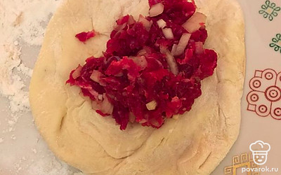 Когда тесто подойдет, начать формировать беляши.