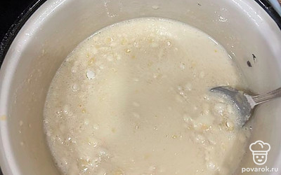 Для теста на 1 литр молока берем 1 пачку дрожжей, 1 стакан растительного масла, 1 стакан сахара, щепотку соли и 1 яйцо. Смешиваем все ингредиенты и через просеиватель вводим муку. Тесто получаем как сметана, оно стекает с ложки.