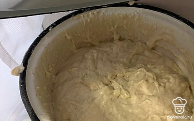 Тесто месим руками в кастрюле минут 10. Отправляем в теплое место и ждем, пока поднимется. Обычно это около 1 часа.