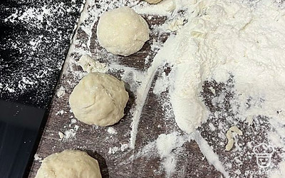 Формируем небольшие шарики.