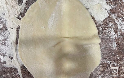 Раскатываем эти шарики скалкой.