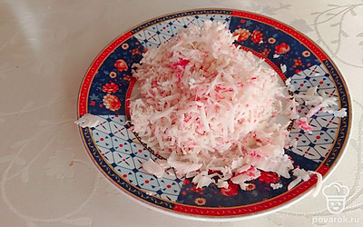 Крабовые палочки натрите на мелкой терке.