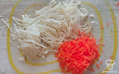 Нарежьте капусту. Морковь натрите на терке. Положите на сковороду с небольшим количеством растительного масла.