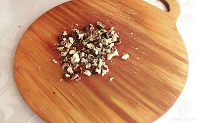 Грецкие орехи мелко нарежьте.
