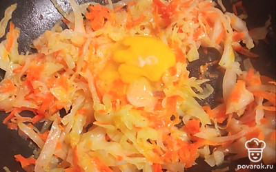 Накройте крышкой и тушите 15 минут. Добавьте яйцо. Перемешайте, посолите по вкусу.