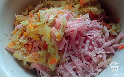 Выложите измельченные на терке сосиски. Перемешайте.